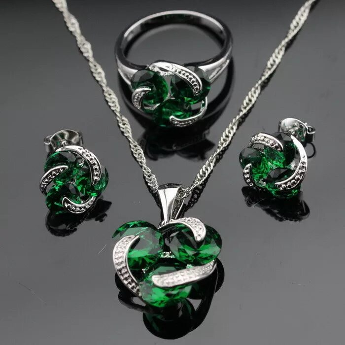 украшения с драгоценными камнями. ювелирные брендовые украшения баннер. ювелирные украшения.