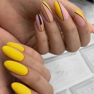 Длинные желтые ногти
