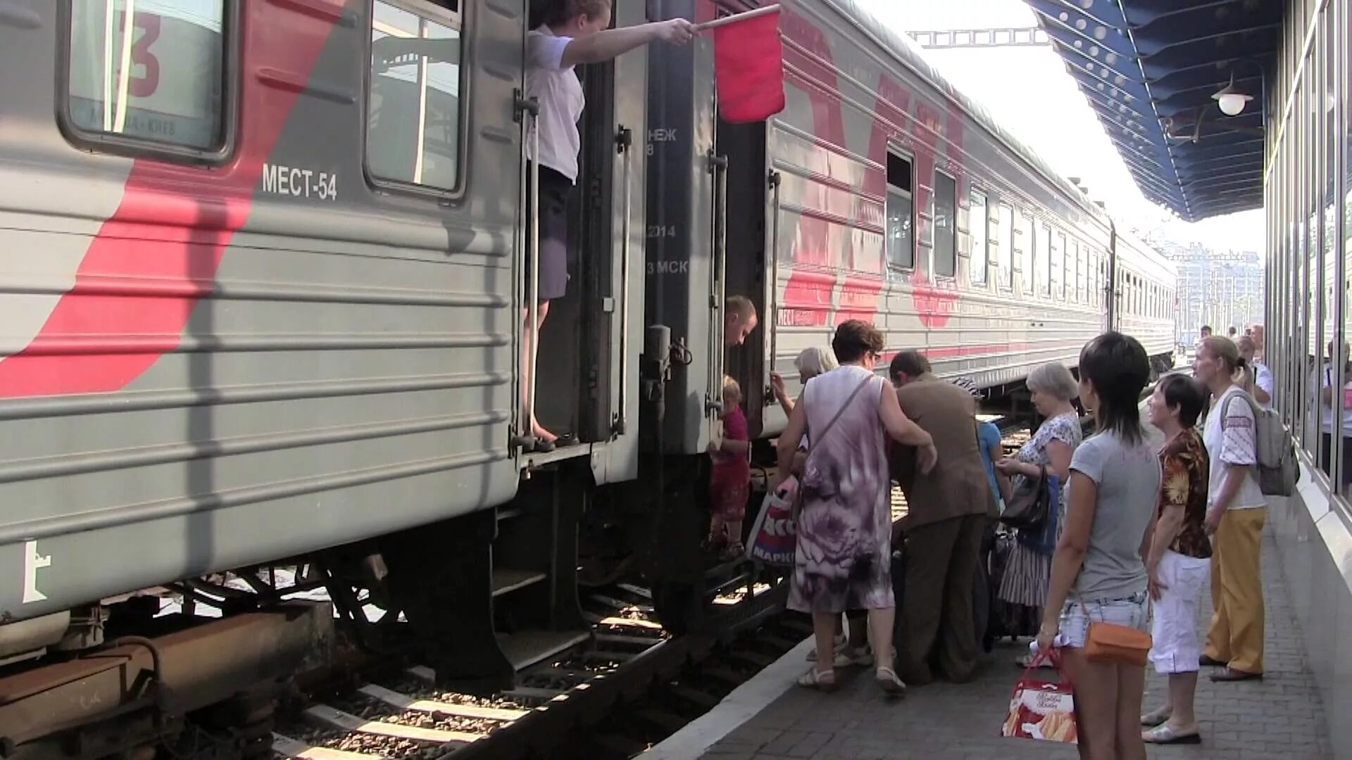 Пришли по прибытии поезда. Пос адка пассажиров в агон. Посадка пассажиров в вагон. Пассажирский поезд на вокзале. Посадка пассажиров в поезд.