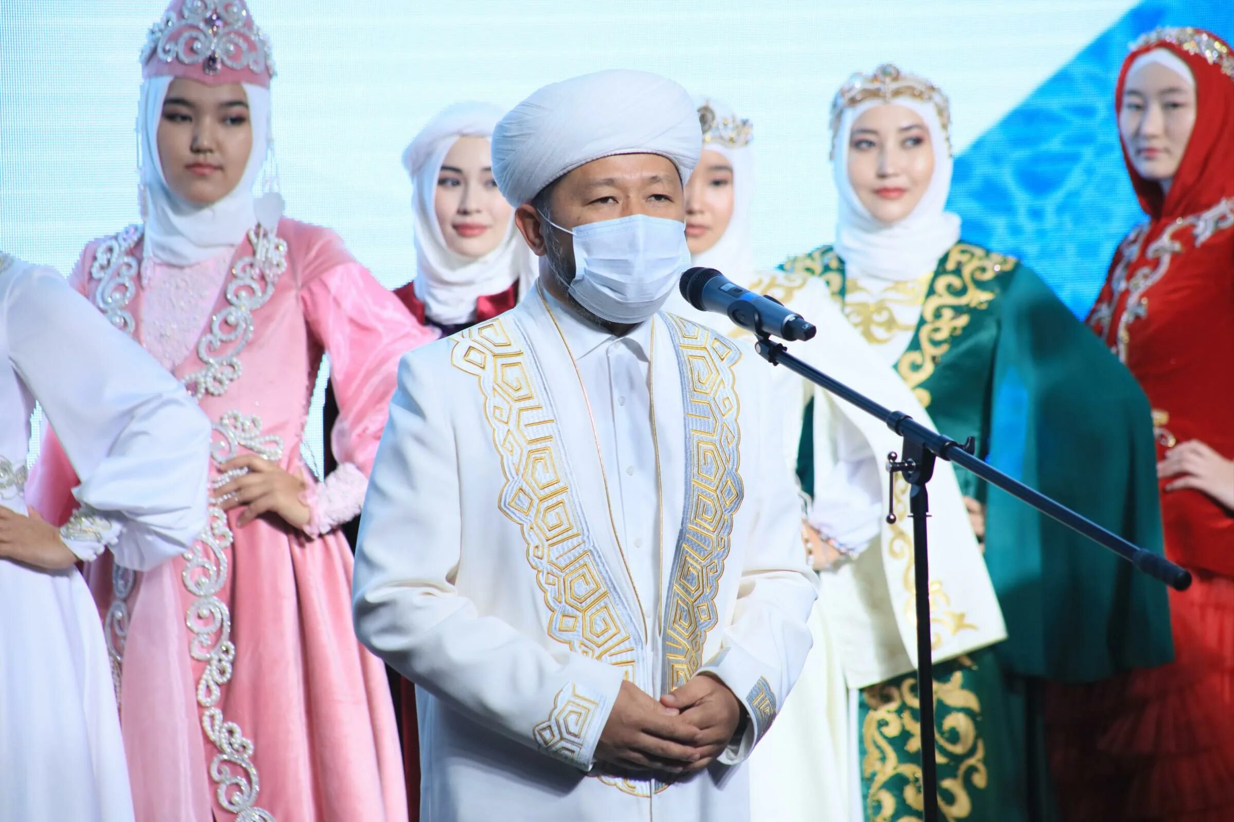 Какие мусульмане в казахстане. Казахи мусульмане. Мусульманство в Казахстане. Казахстанские мусульманские халаты. Казахи исламисты.