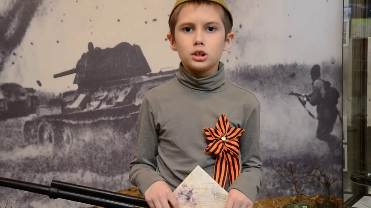 Мальчик читает стихотворение. Дети войны. Дети войны фон. Чтение стихов о войне детьми.