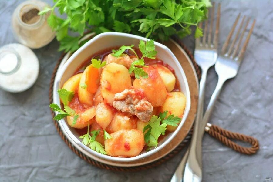 Соус томатный с грибами. Азу татарская кухня. Тушеная картошка в томатном соусе. Рагу. Свинина с картошкой с томатной пастой.