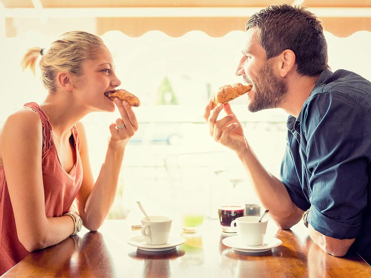 Мужчина и женщина завтракают. Женщина ест мужчину. Девушка ест парня. Мужчина и женщина пьют. Meet somebody