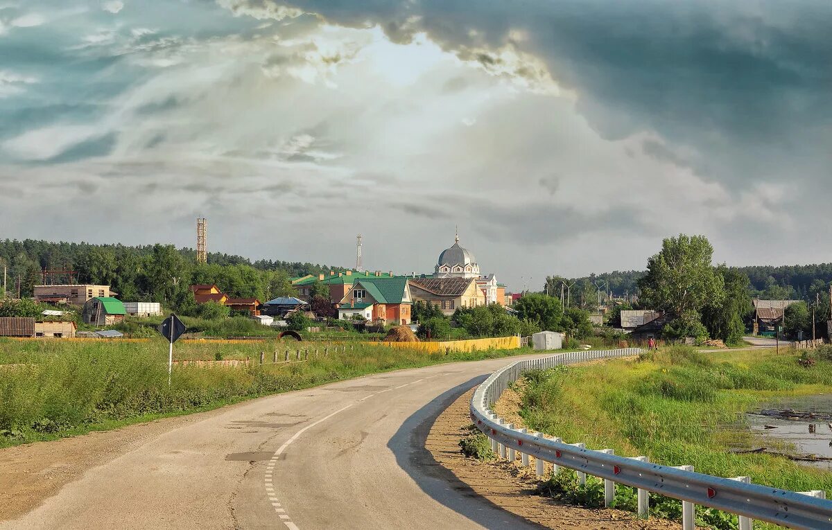 Подъезжая к городу начался. Дороги Деревенские. Село Кокшага. Дорога в деревне. Сельская дорога. Дорога через деревню.