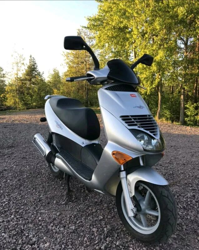 Ручной скутер. Aprilia Leonardo 125. Априлия Леонардо 125. Скутер Априлия Леонардо. Мопед Априлия Леонардо 125.