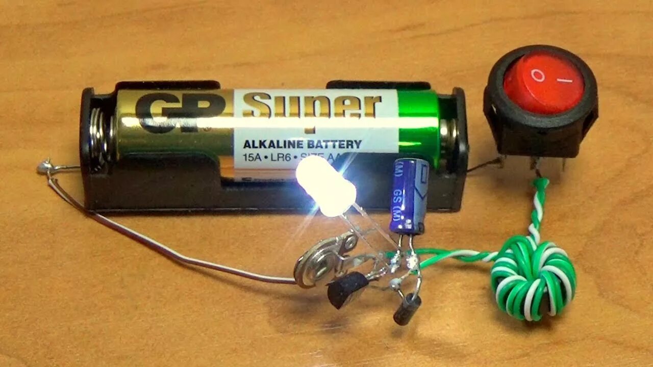 Валера подключил к батарейке красную лампочку. Светодиоды 1.5 вольт. Светодиод от батарейки 1.5 вольта. Питание светодиода от батарейки 1.5 v. Светодиод 1 вольт.