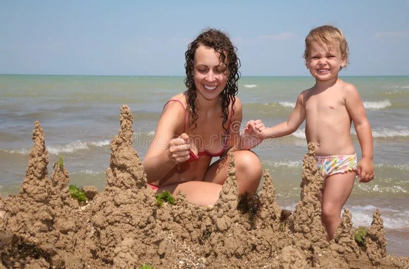 Мамы на нудиском пляже. Маленькие нудистки с родителями. Семья на диком пляже. Девочка с мамамой на пляже. Маленькие нудистки на пляже с родителями.