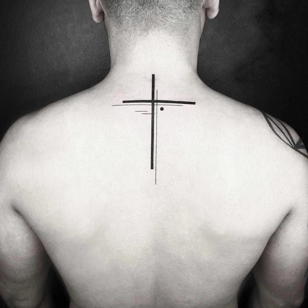 Ставить крест на человеке. Тату на спине мужские небольшие. Тату крест. Крест на спине. Тату крест на спине.