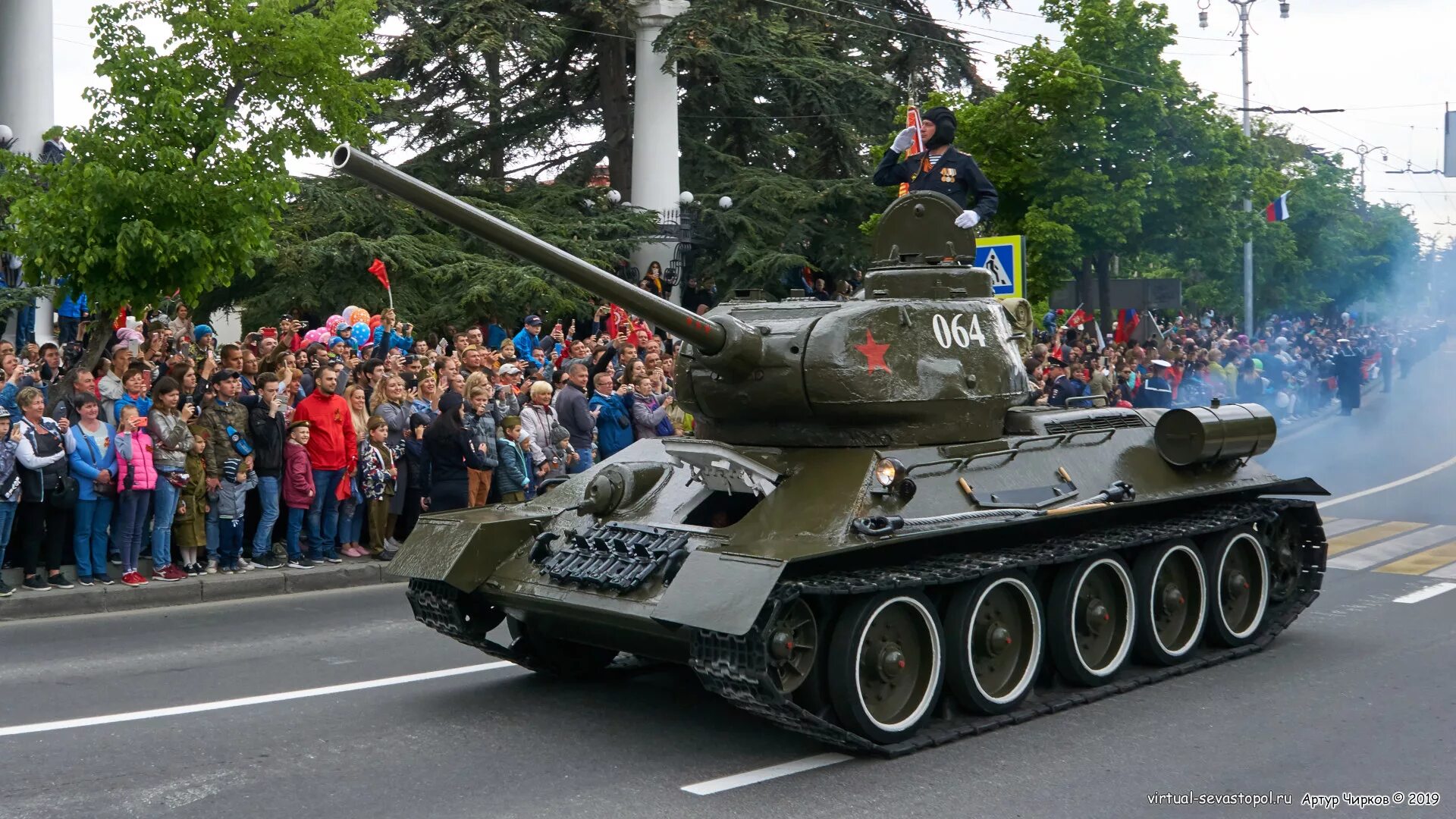 Т 34 победы. Т34-85 танк Победы. Танк т 34 85 на параде. Севастополь танк т34 парад. Т 34 85 Кантемировец.