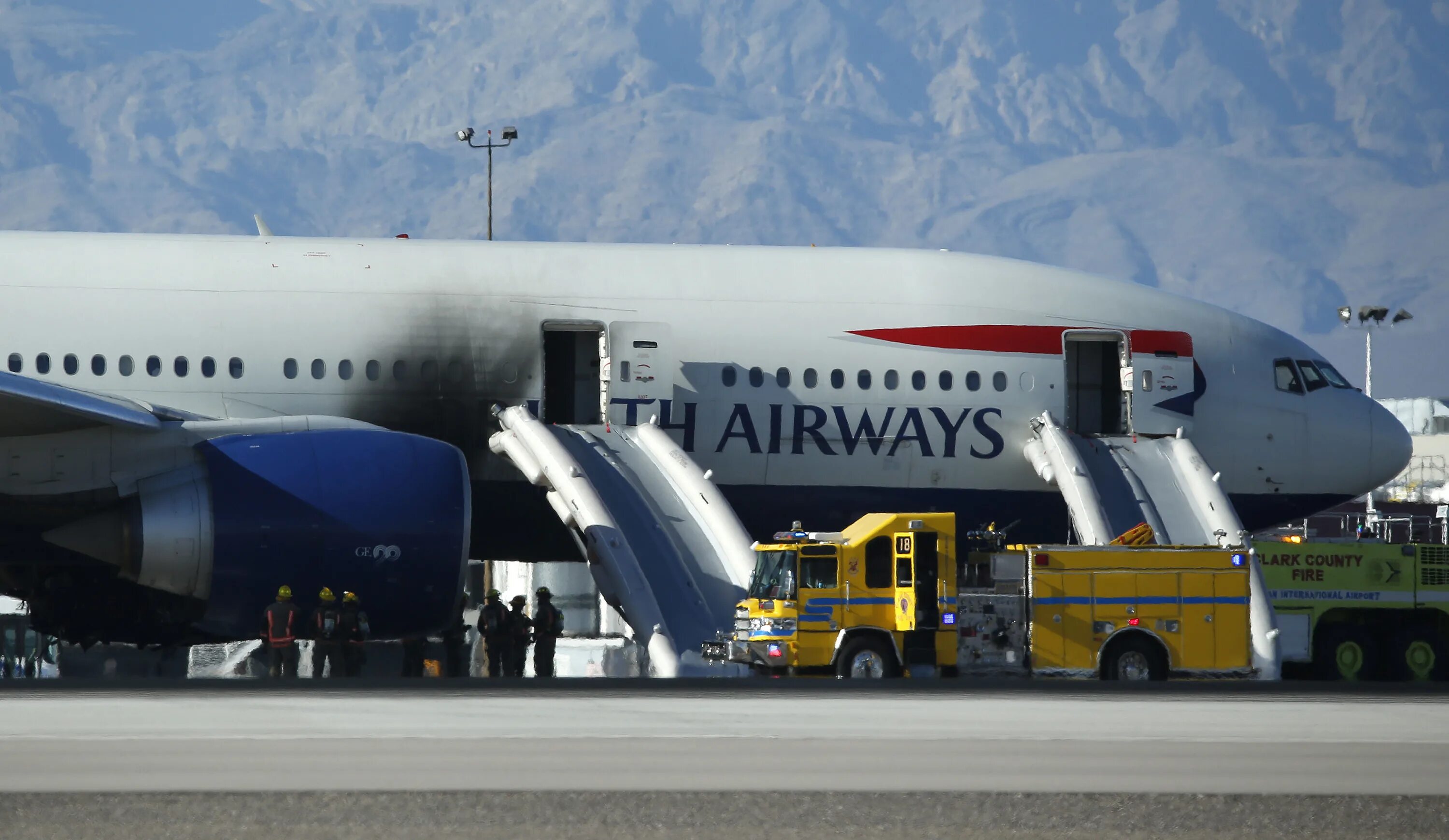 Помимо очередных рейсов. Пожар на Boeing 777 в Лас-Вегасе. Самолет Бритиш Эйрлайнс. Аэропорт в Лас Вегасе. Аэропорт Лас Вегаса.