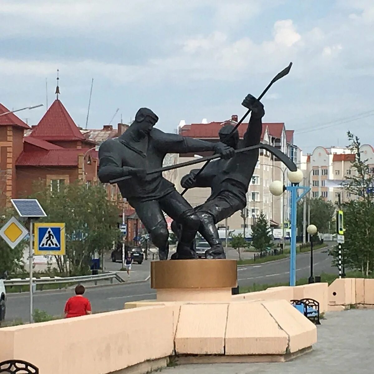 Г салехард завтра. Памятники Салехарда. Салехард хоккей памятник. Памятник Салманову в Салехарде. Салехард скульптура хоккеисты -фото.