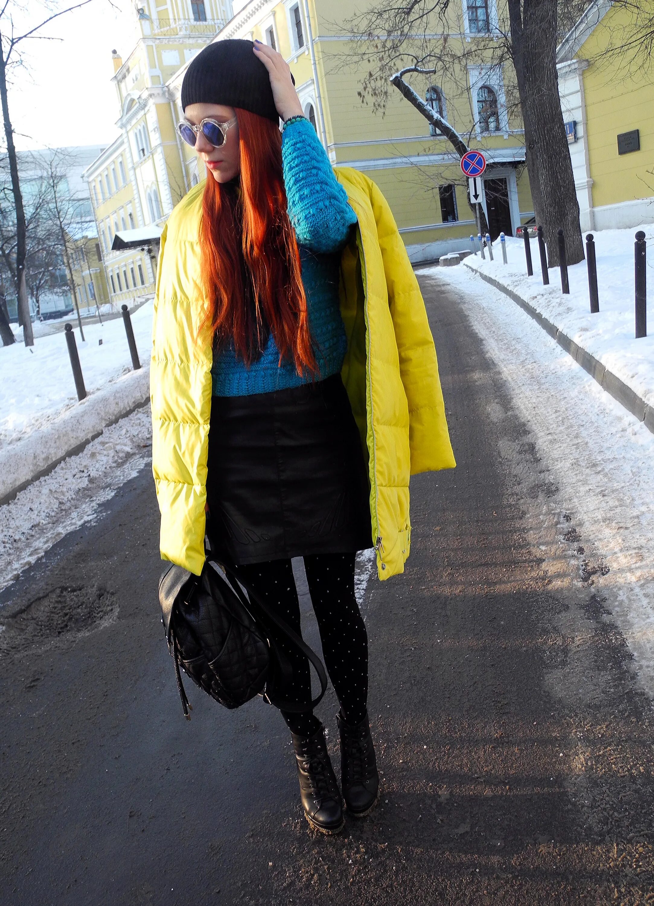 Желтая шапка и черная куртка. Шапка к синему пальто женское. Образы с желтым пуховиком. Шапка к желтой куртке. Образ с желтой шапкой.