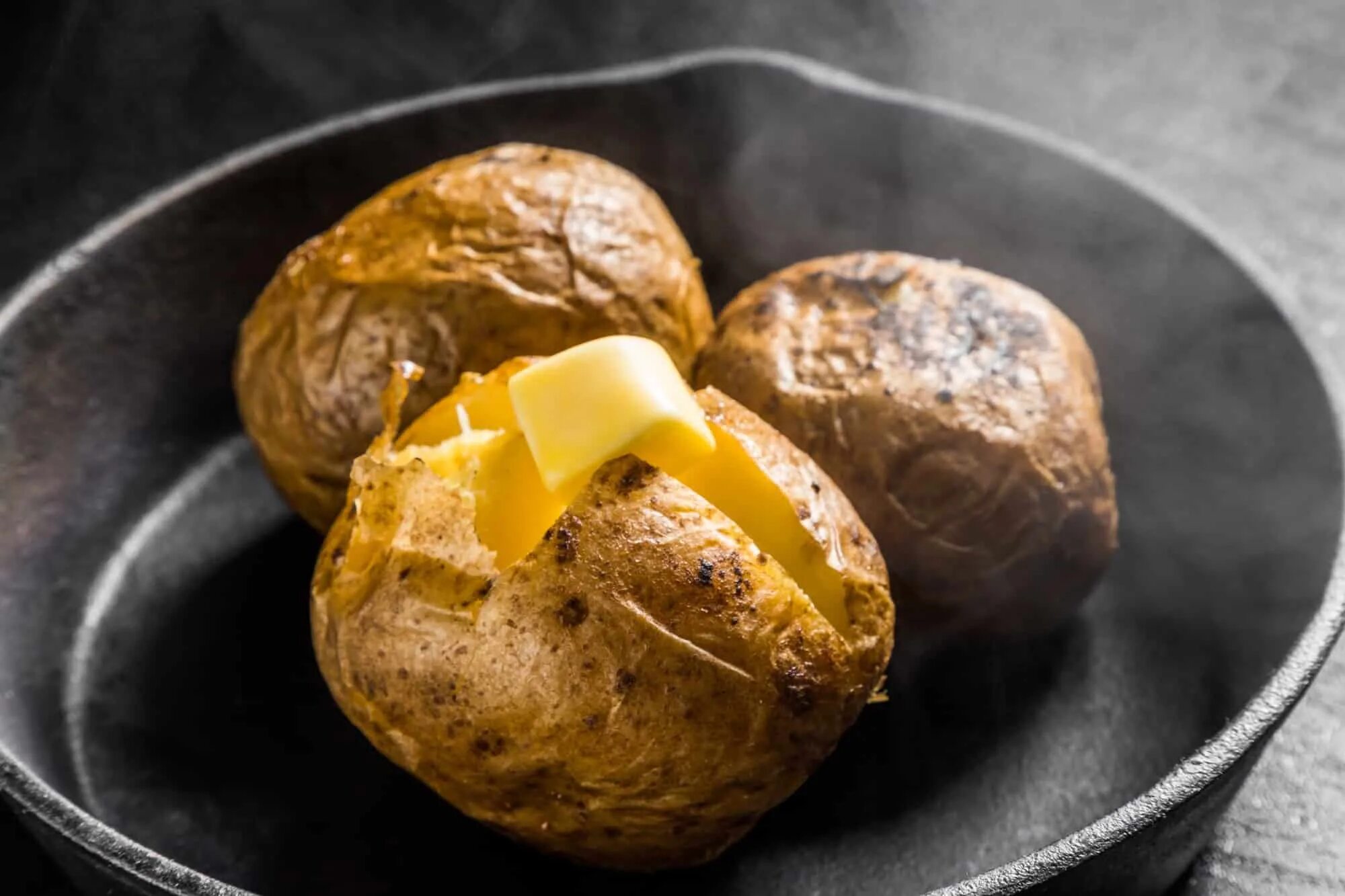 Печеный картофель. Картошка на костре. Картофель на углях. Печеная картошка на костре.