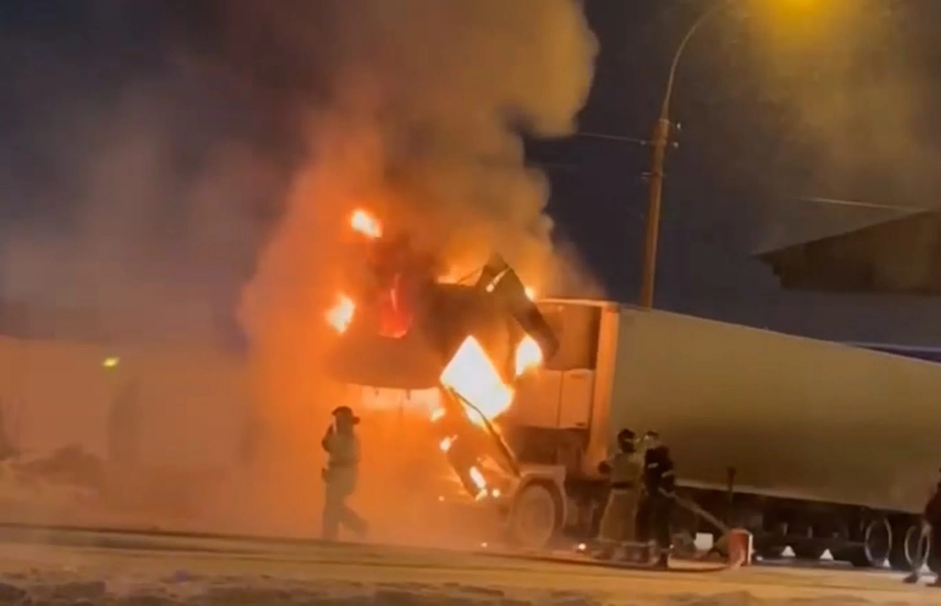 Сгорел грузовик. Загорелась фура в Новосибирске. Сгорела фура на трассе сегодня. Новосибирск сегодня сгорела фура.
