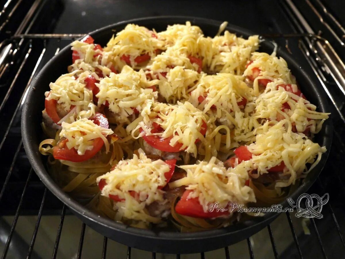 Гнёзда с фаршем в духовке с сыром и помидорами из макарон. Гнёзда макароны с фаршем в духовке с сыром и помидорами. Тальятелле фаршированные фаршем. Гнезда тальятелле с фаршем. Макароны гнезда с сыром и помидорами