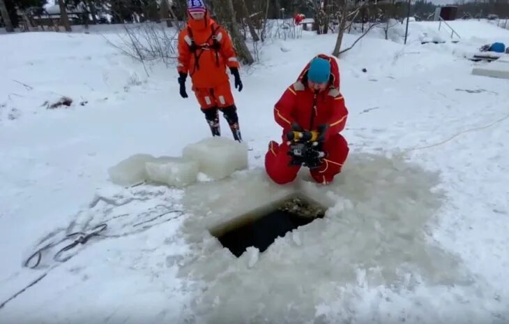 Нашли тело утонувшей в проруби. Тело погибшего в проруби. Видео крещение утонула в проруби