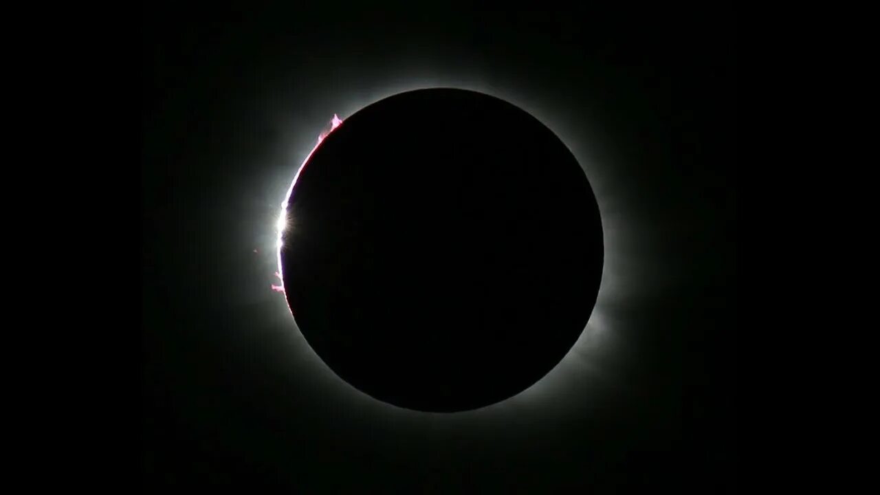 Черное солнце. Солнечное затмение. Кольцеобразное лунное затмение. Темное солнце. Солнечное затмение на черном фоне.