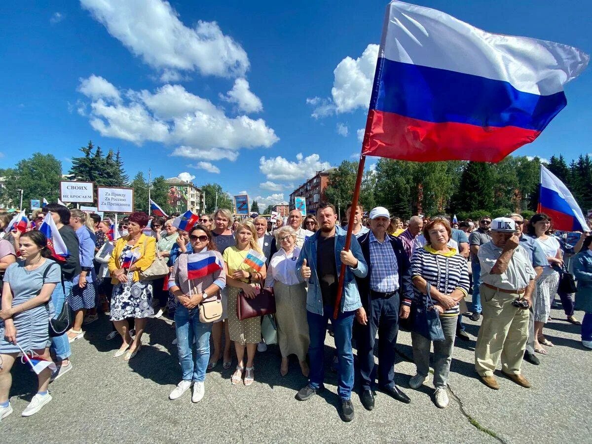 Митинг. Митинг в поддержку России. Поддержка России. Митинг в Италии в поддержку России. Проходят митинги в поддержку