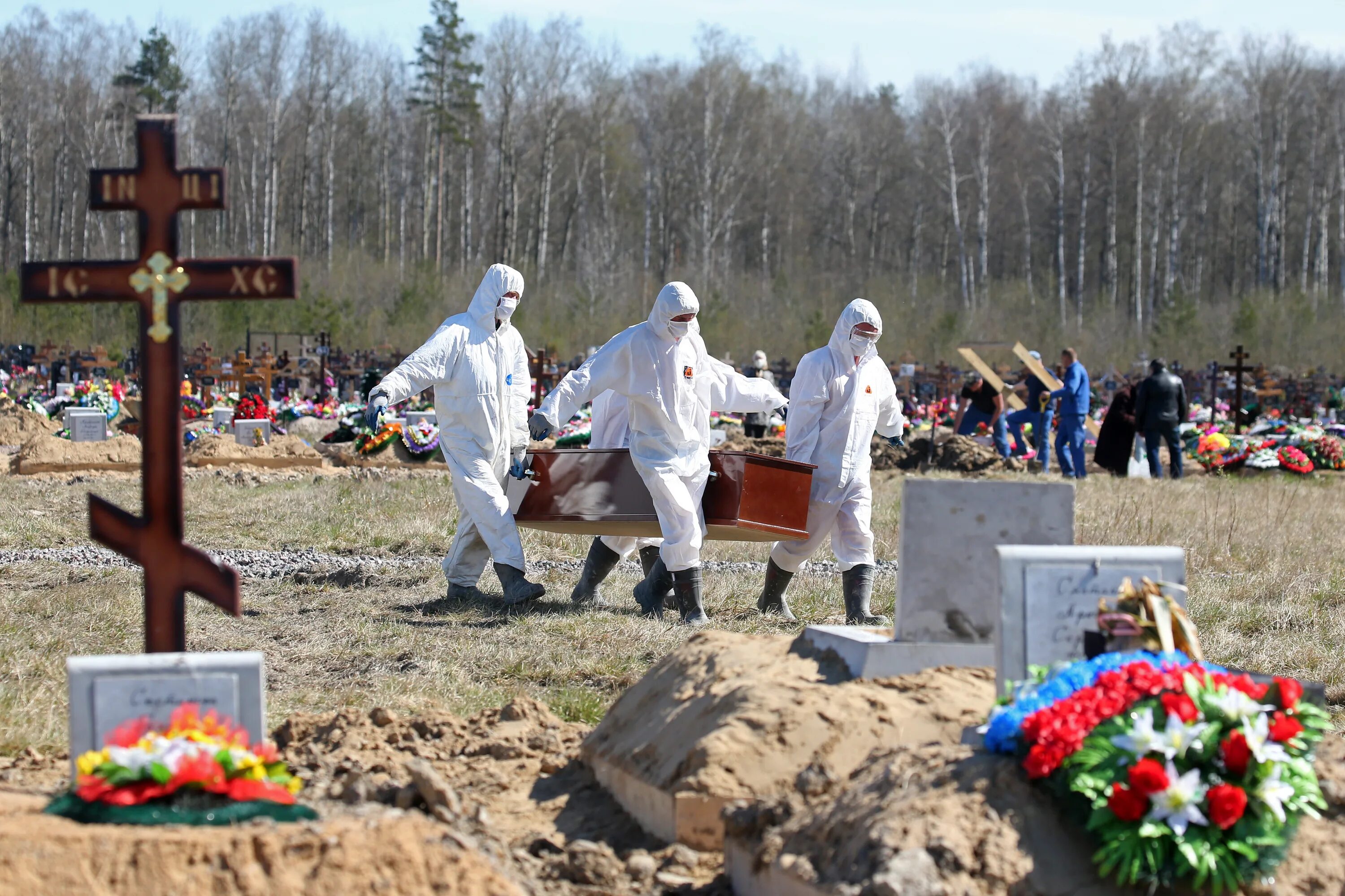 Погребение гроба могилу.