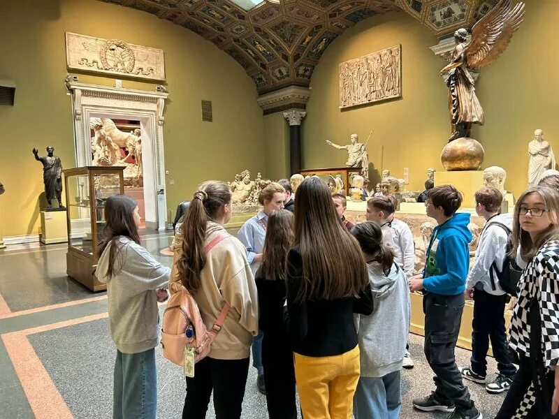 Экскурсия в школьный музей. Александр курочкин экскурсовод. Работник музея. Гмз царское село экскурсовод. Экскурсовод мария иванова пушкинский музей.