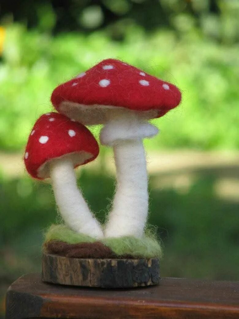 как сделать грибочек. поделки для сада своими руками. грибы из пенопласта. гриб из бумаги объемный. грибы из цемента для сада.