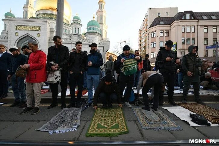 Мечеть в Москве. Мусульманская мечеть. Мусульмане в мечети. Ураза байрам в Москве.