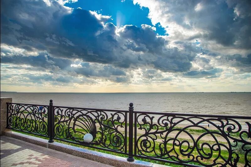 Ейск набережная каменка. Приморская набережная. Набережные в приморье. Приморская набережная ялта. Новая набережная ялта приморский парк.