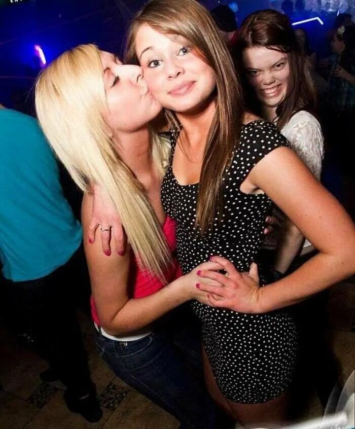 Пьяные девушки в ночном клубе. Девки после клуба. Девушки в клубе в москве. Пьяные девушки на вечеринке. Пьяные вечеринки студентов.