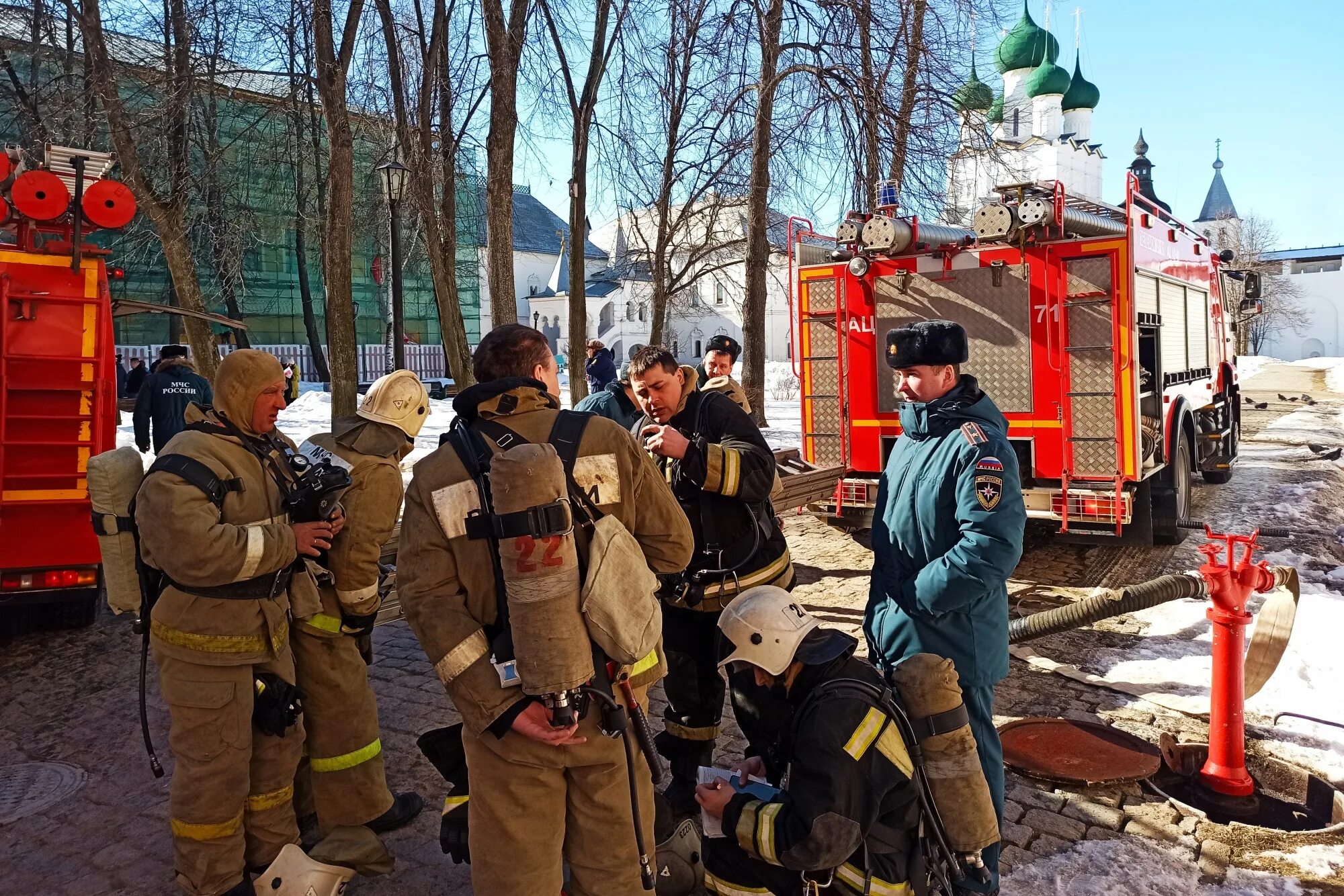 Спасательный дом. Местный пожарно-спасательный Гарнизон. Ростовского (местного) пожарно-спасательного гарнизона. Учения МЧС России в Ростовском центре. Пожар в Кремле.