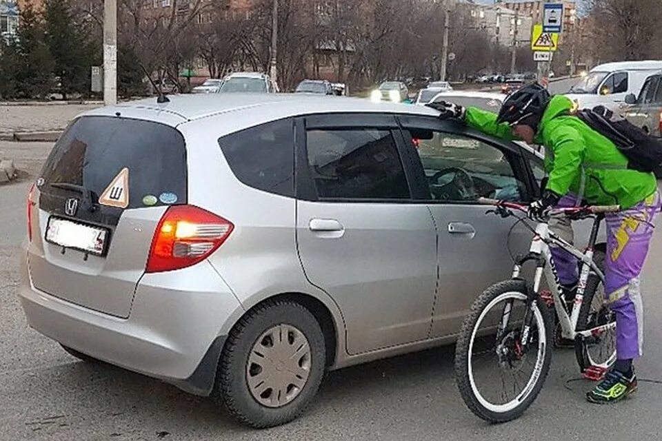 Велосипедист въехал. Велосипед врезался в машину. Автоподставы с велосипедами. Авто переехало велосипед. Велосипеды Красноярск.