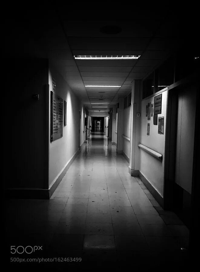 Dark corridors. Темный коридор тюрьмы Вентворт. Коридор в психиатрической больнице. Темный коридор прихожая крипи. Темный коридор больницы.