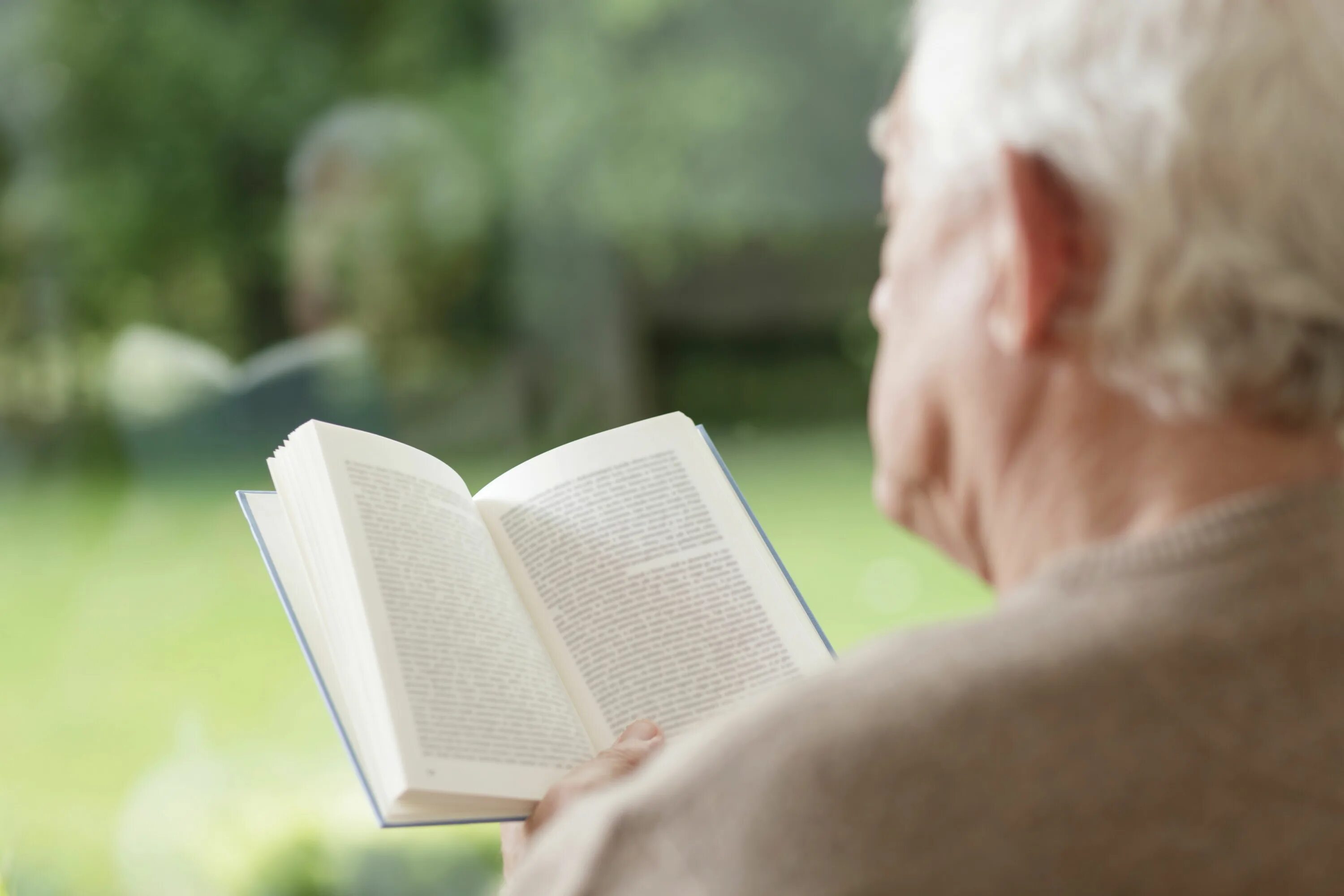 Пожилым людям для чтения книг. Old man read book. Пожилой человек с книгой картинки. Холодное чтение человека.