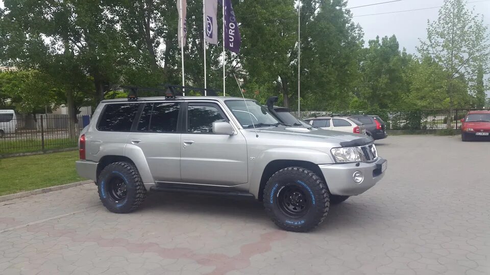 Nissan patrol y61 33". Ниссан патрол y61 на 42 колёсах. Nissan patrol 35 колеса. Patrol y61 33 колеса. Шины на ниссан патрол.