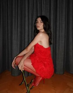 Хазар Эргючлю на вечеринке компании Ay Yapım удивила платьем из роз! 