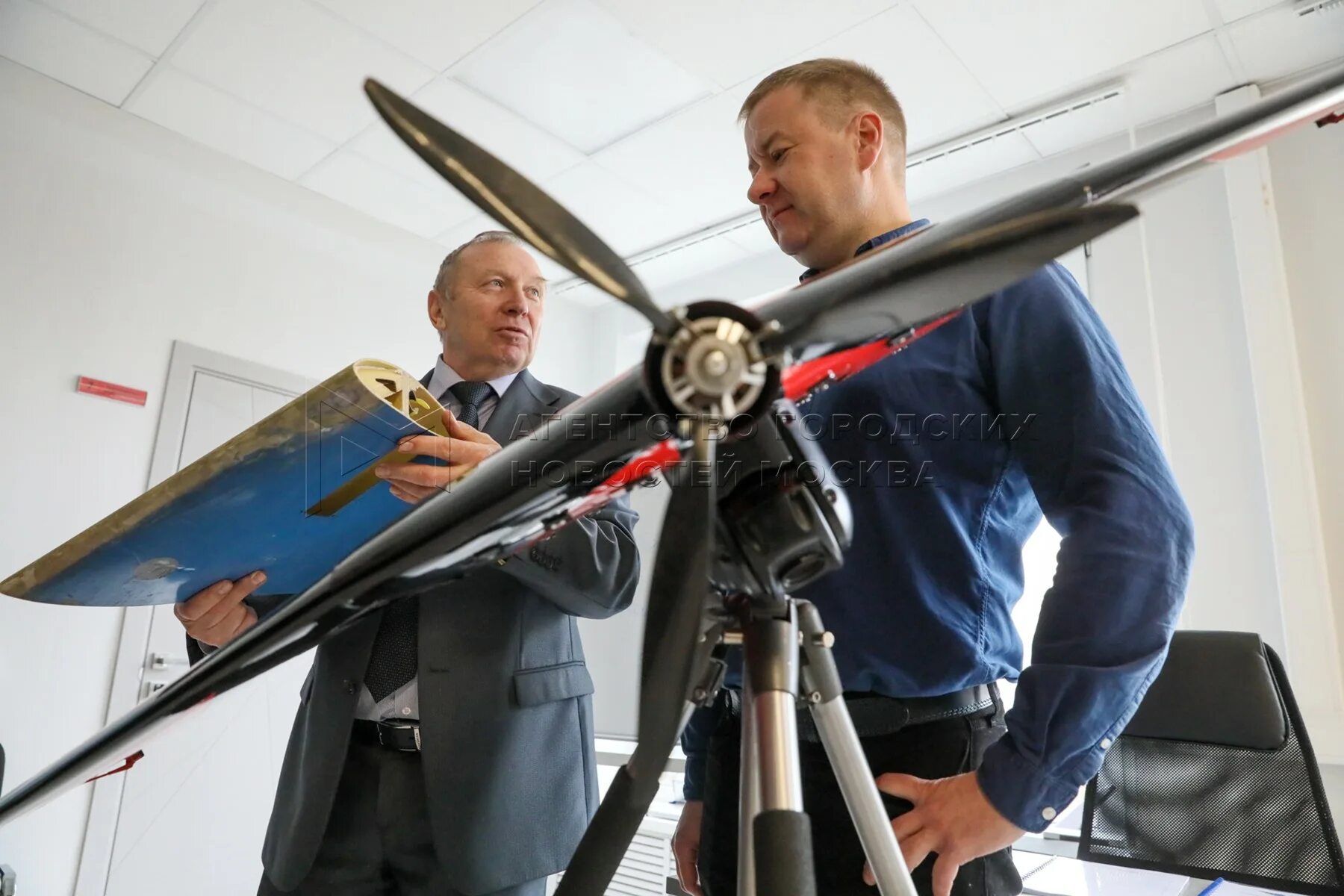 Пилот квадрокоптера. Дроны беспилотники. Орлан 10 е беспилотник. Бпла орлан-10. Обслуживание бпла.