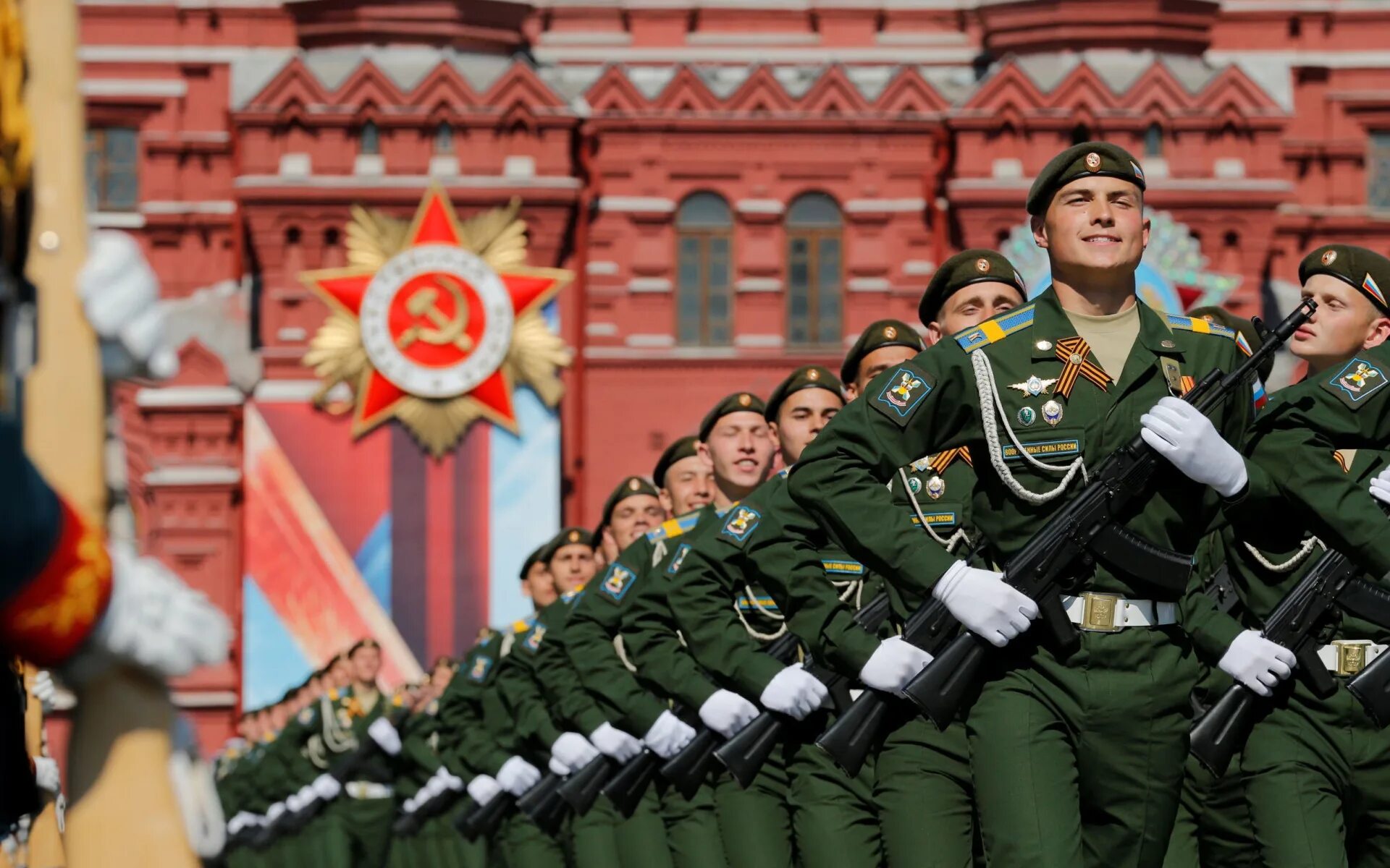 Российский солдат защитник родины. Солдаты на параде. 23 Февраля парад. Войска на параде Победы. Солдаты России.