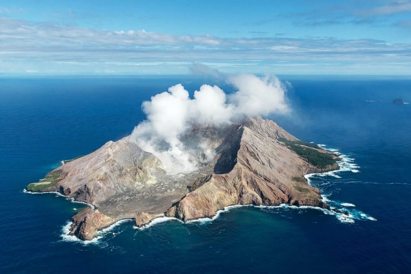 Volcano island. Вулкан Уайт-Айленд. Вулканический остров Уайт-Айленд. Остров Уайт новая Зеландия. Стромболи вулкан.