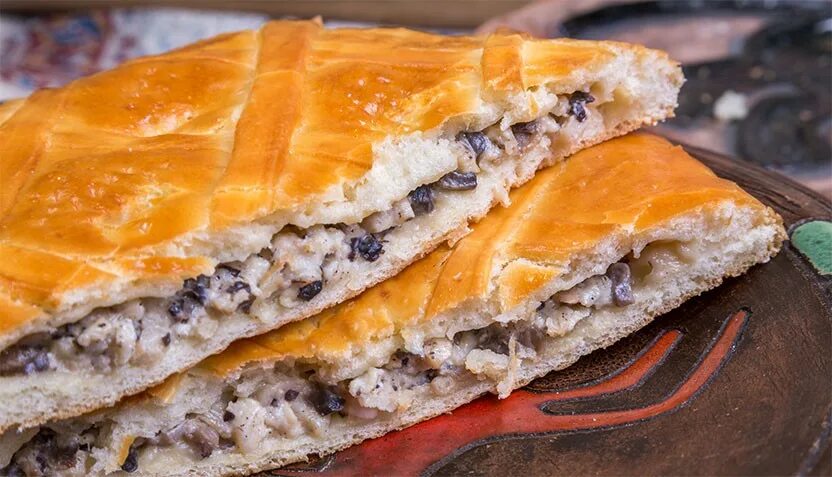 Пироги с груздями анализ. Пирог с картошкой. Пироги с картошкой и грибами. Пирог с грибами груздями солеными. Пироги с груздями анализ.