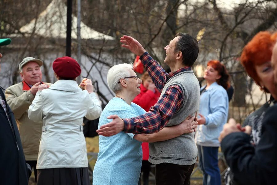 Где сейчас танцы. Танцы в Сокольниках для пенсионеров. Сокольники пенсионерам. Дискотека в Сокольниках. Сокольники дискотека для пенсионеров.