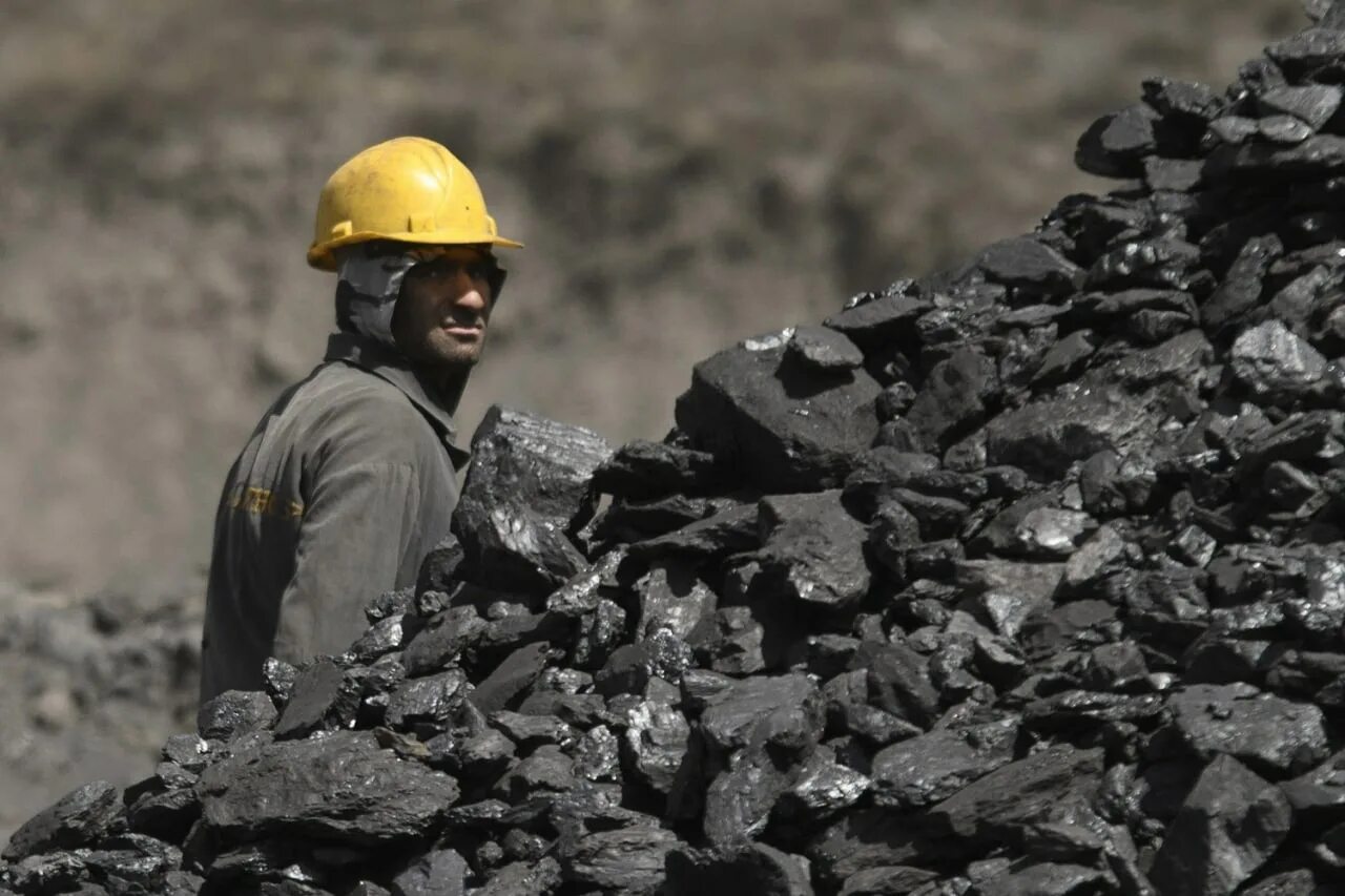 Таджикистан угольная шахта. Угольная промышленность Таджикистана. Уголь в Таджикистане. Угольная добыча. Каменный уголь шахта