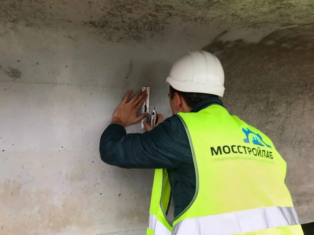 технадзор на стройке в маске.