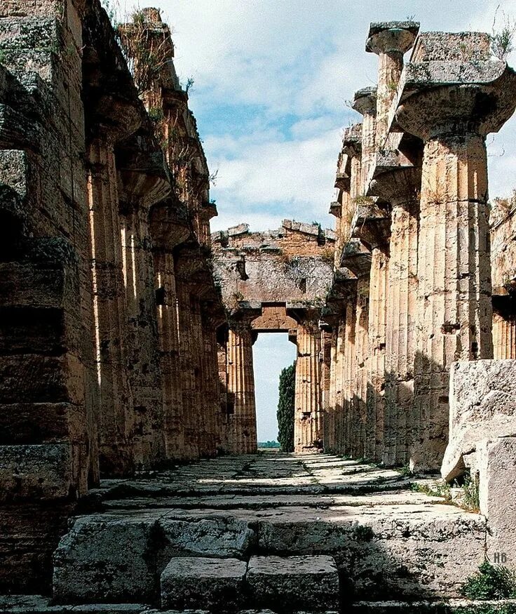 Древние руины где находятся. Атаянц Пестум. Руины алапио Италия. Древнеримские руины в Конаклы. Цвет римских развалин Сицилия.