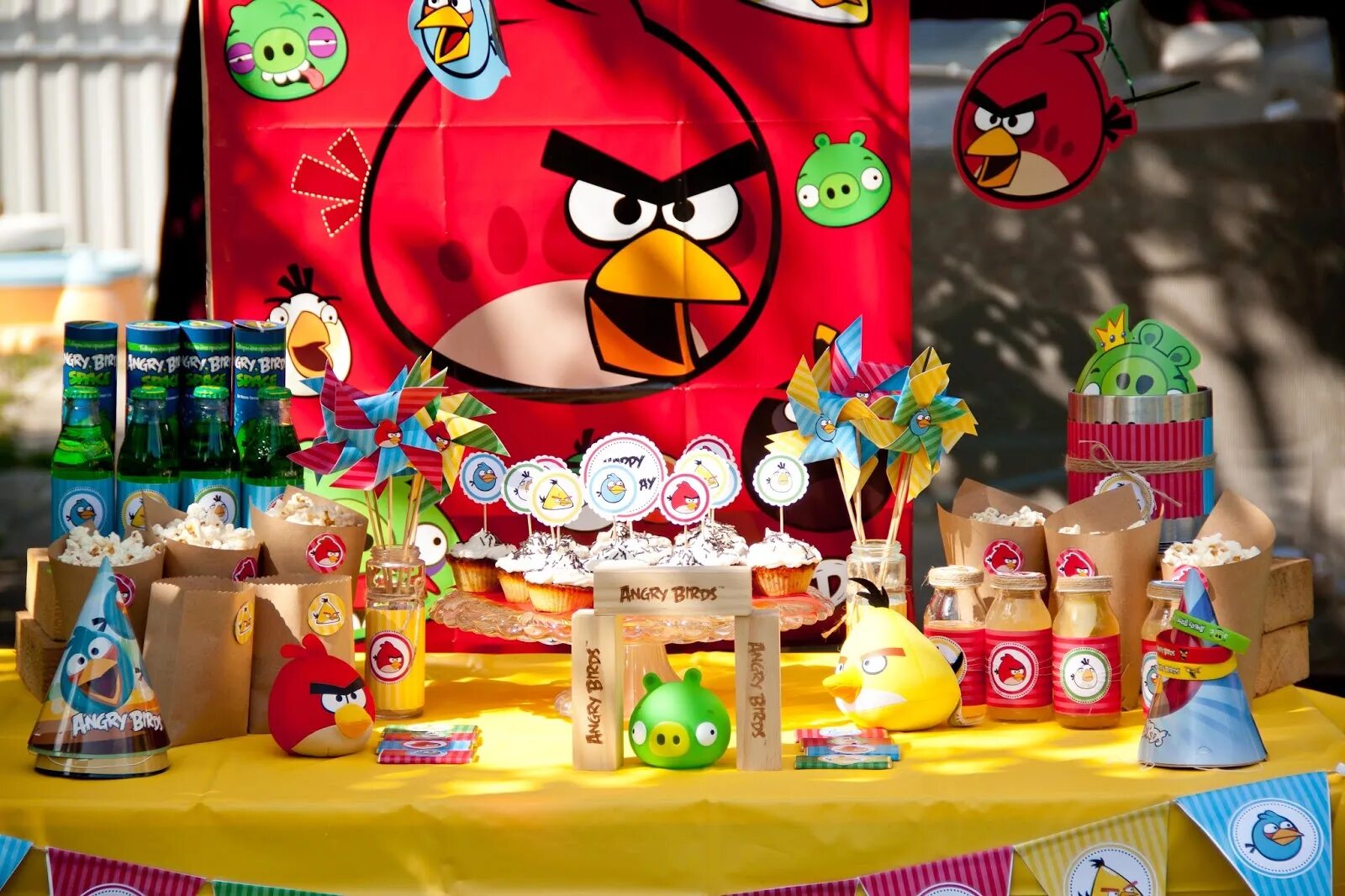 Angry birds store. Энгри бердз бердз. Вечеринка в стиле Энгри бердз. День рождения в стиле Angry Birds. День рождения для ребенка в стиле Энгри бердз.