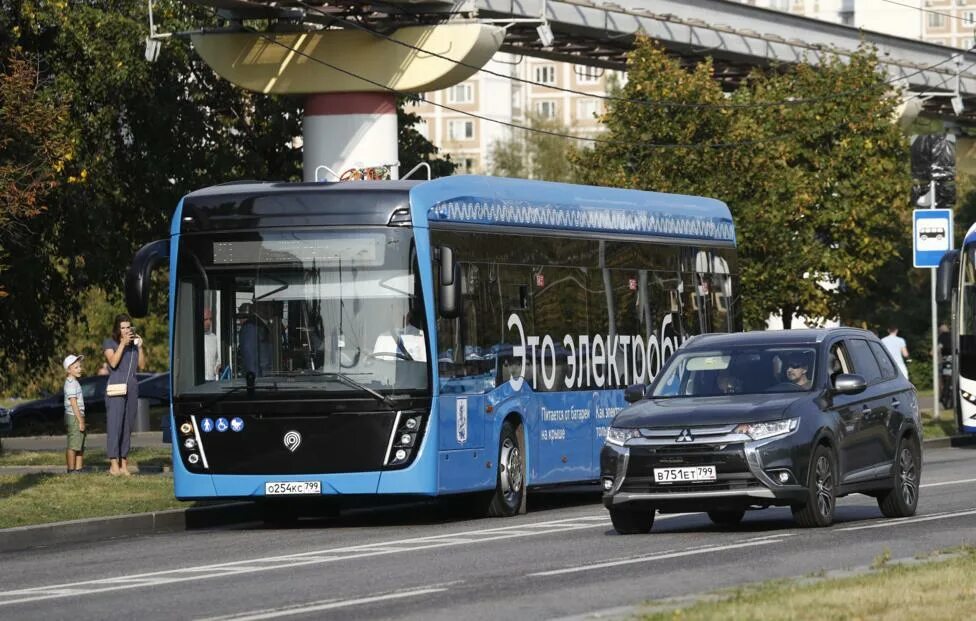 Первый маршрут электробуса. Электробус Москва. Московский электробус гармошка. Электробус КАМАЗ Москва. Автобус Москва электробус.