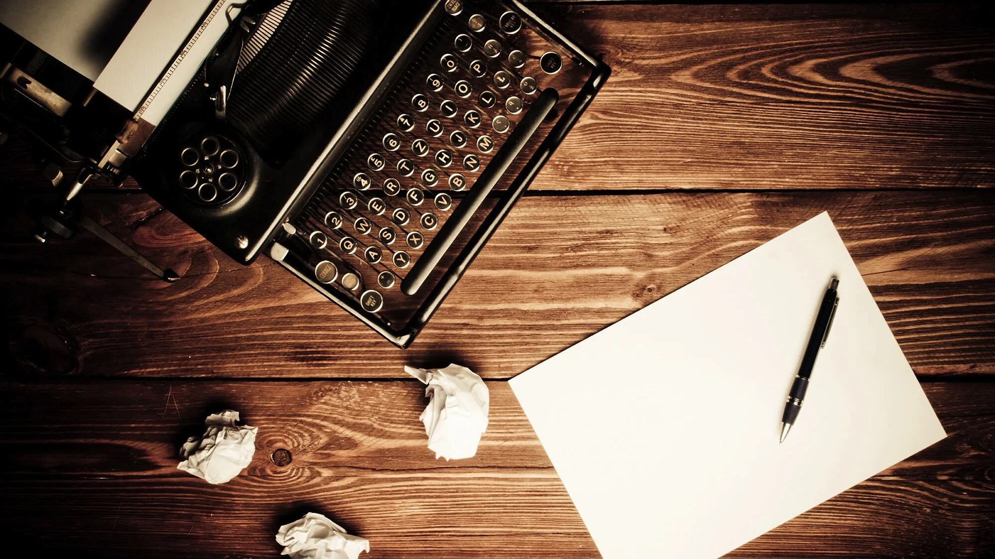 Письменный стол писателя. Интерьер с книжными полками. Стол «книга». Викторианский интерьер библиотеки. Старинный письменный стол.