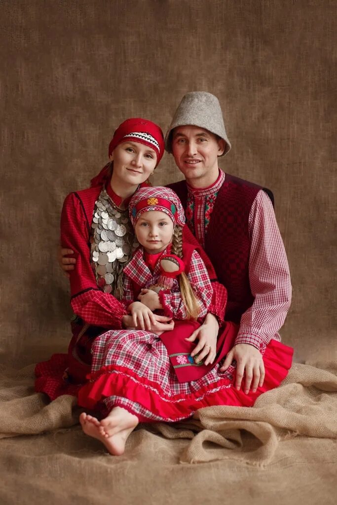 Удмуртский женский головной убор «айшон». Зыбка у удмуртов. Семья по удмуртски. Удмурты и чуваши. Семья по удмуртски.