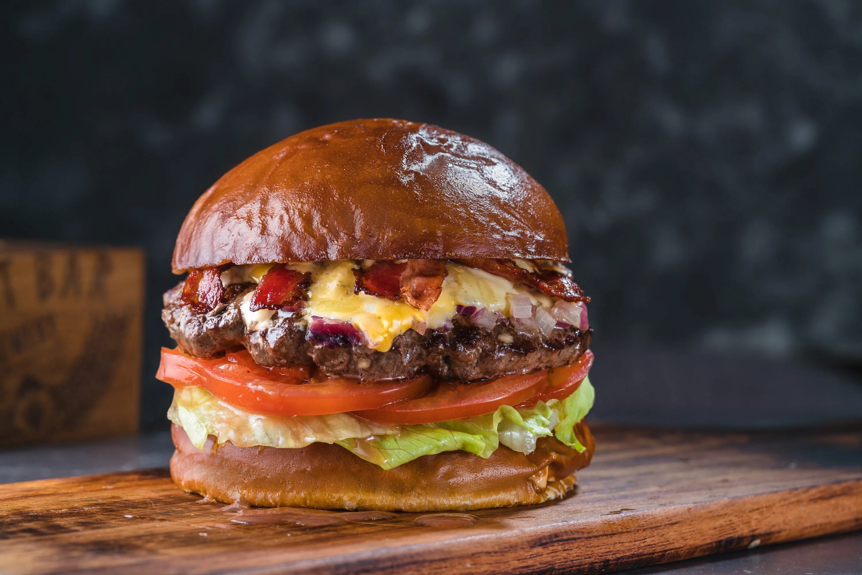 бургер из говядины рецепт. бургер из говядины рецепт. домашние бургеры с котлетой. бургер из говядины. бургер дор блю.