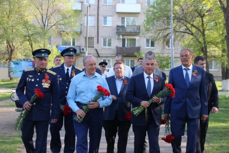 Школа Энгельс лётный городок. Энгельс летчики. Место возложения цветов Энгельс. Новости Энгельс летный городок.