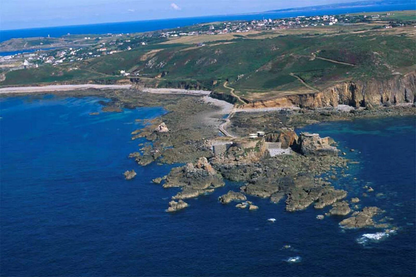 Island setting. Остров Олдерни нормандские острова. Нормандские острова Ассамблея. Нормандские острова джерси. Остров Олдерни Форт кеснард.