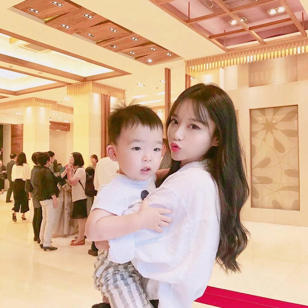 Парень кореец с ребенком. Дорама отец. Бтс чонгук и его сын. Корейские дети. Корейские дети с родителями.